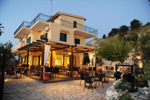 Zephyros Rooms And Apartments - Housity