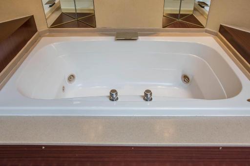 Howard Johnson by Wyndham Merrillville - Housity