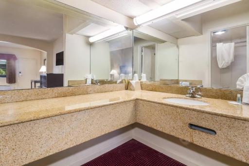 Suburban Studios Florence I-95 - Housity