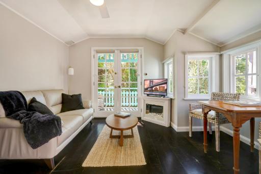 Beachfront · Private Beach Violet by Hyams Beach Seaside Cottages - Housity