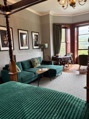 Cader Suite at PenYcoed Hall incl Luxury Hot Tub - Housity