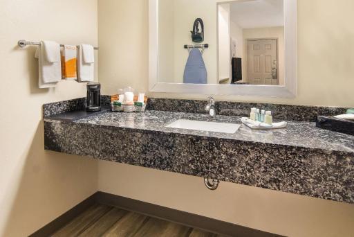 Quality Inn & Suites Dallas-Cityplace - Housity
