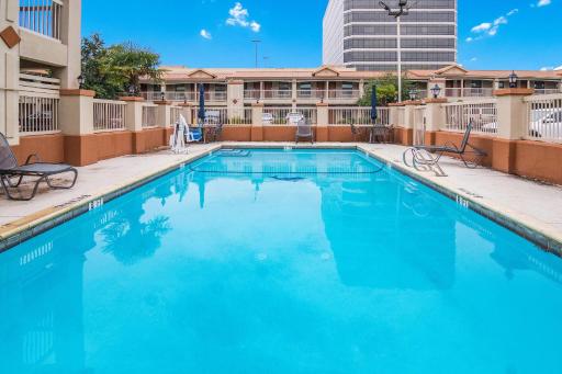 Quality Inn & Suites Dallas-Cityplace - Housity
