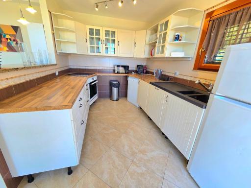 EDEN CAP : A delightful villa lodges 11 adults just one km away from Monte Carlo station - Housity