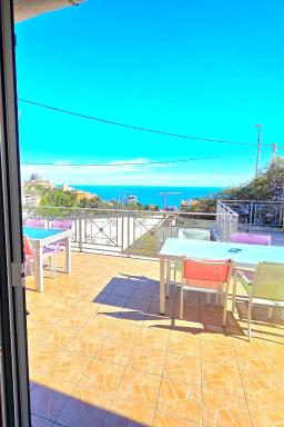 EDEN CAP : A delightful villa lodges 11 adults just one km away from Monte Carlo station - Housity