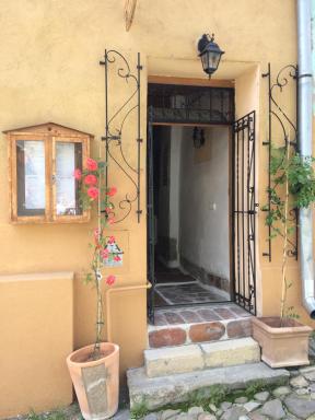Dominic Boutique - Housity