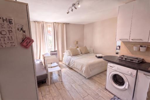 Central with charm and sea views - Housity