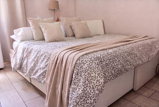 Central with charm and sea views - Housity