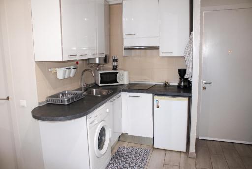 Central with charm and sea views - Housity