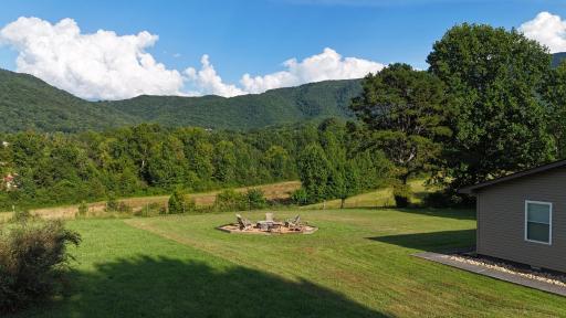 Wearadise Mountain Views Home with Hot Tub - Housity