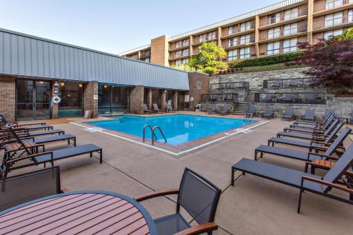 DoubleTree by Hilton Pittsburgh-Green Tree - Housity