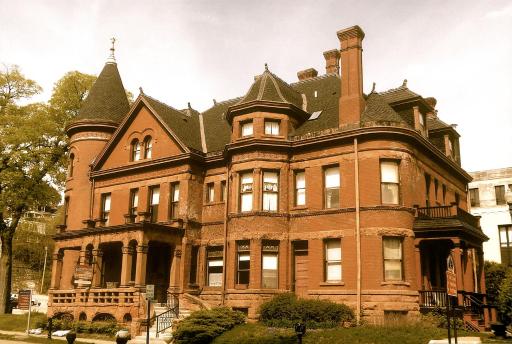 The Redstone Inn and Suites - Housity