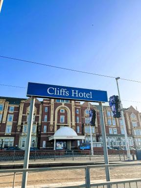 Cliffs Hotel - Housity