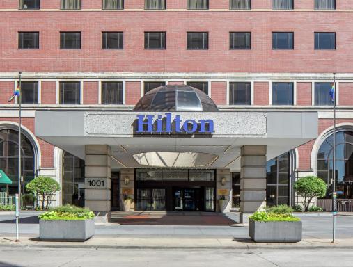 Hilton Minneapolis - Housity