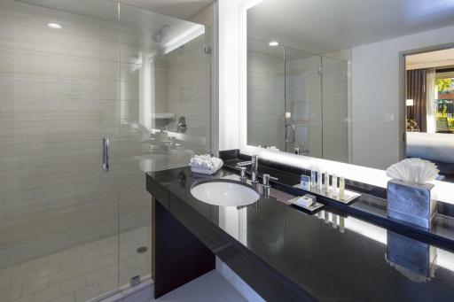 DoubleTree by Hilton Newark-Fremont - Housity