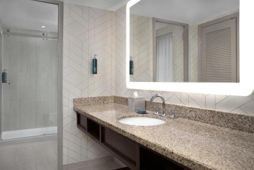 DoubleTree by Hilton Philadelphia Airport - Housity