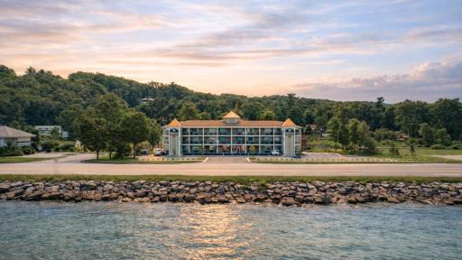 Kasa Gold Coast Inn Traverse City - Housity