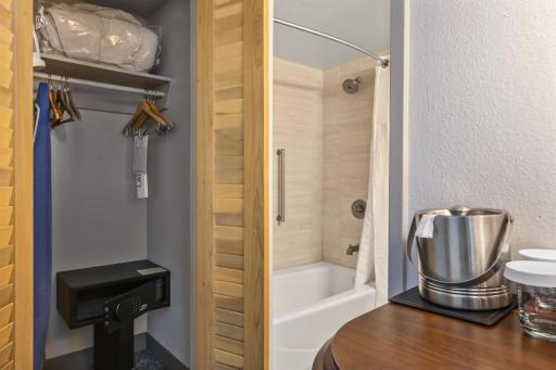 DoubleTree by Hilton Tucson-Reid Park - Housity