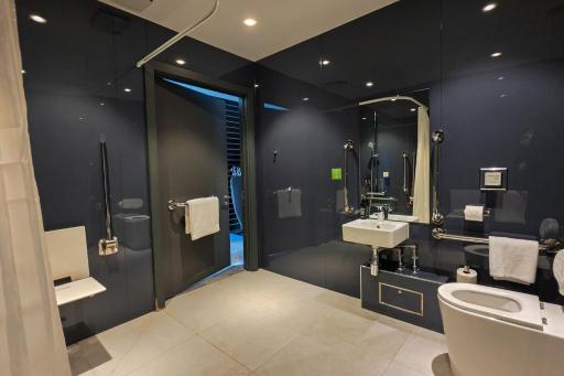 Village Hotel Bristol Filton - Housity