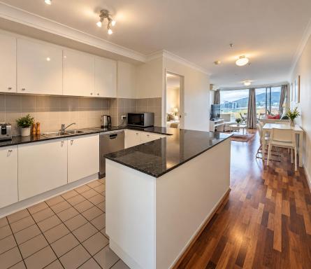 Dana-Central City Apartment with Free Parking! 6 - Housity