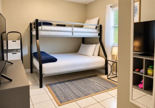 Sunshine Acre 2B 2B King Master Suite, BIG Yard - Housity