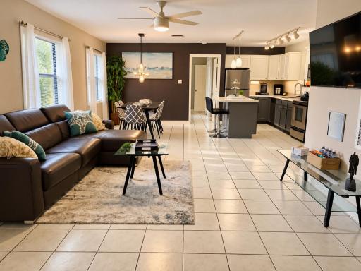 Sunshine Acre 2B 2B King Master Suite, BIG Yard - Housity