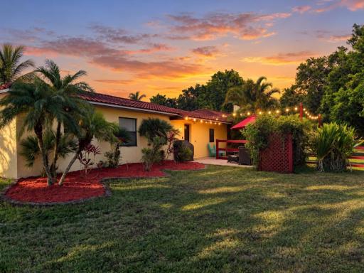 Sunshine Acre 2B 2B King Master Suite, BIG Yard - Housity