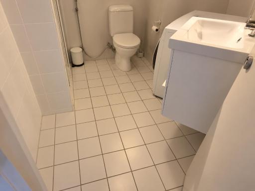 Dana-Spacious Private Room in Shared 2-Bedroom Apartment-1 - Housity