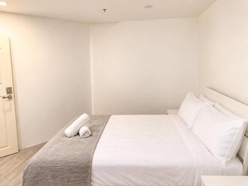 Dana-Spacious Private Room in Shared 2-Bedroom Apartment-1 - Housity