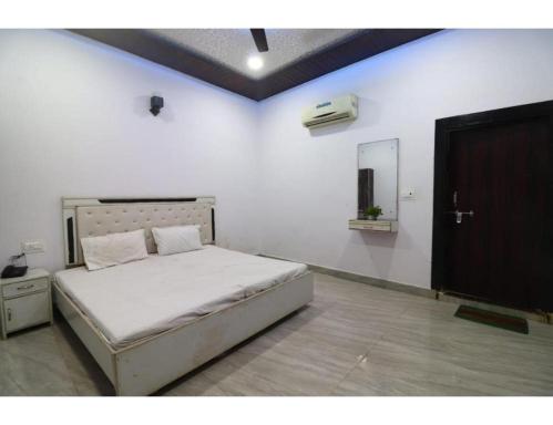 POP The Taj King Residency, Agra - Housity