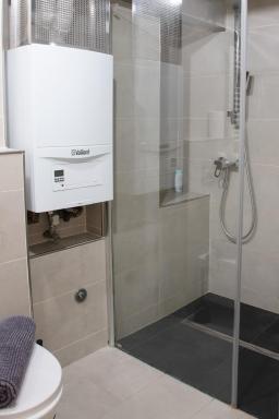 Fantabulous Downtown Abode w King Bed, 65" TV, Washer and Tumble Dryer - Housity