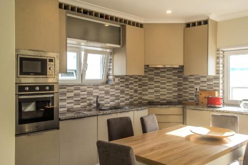 Spacious House in Atalaia with Shared Pool - Housity