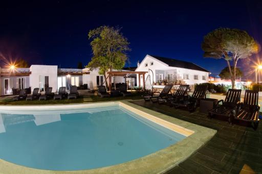 Spacious House in Atalaia with Shared Pool - Housity