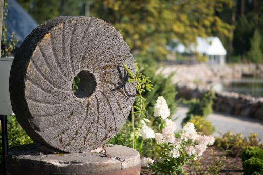 Dzirnavkalns - Housity