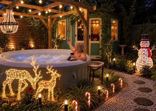 Cosy Garden Flat, Private Roofed Hot Tub & Four Poster Bed - Housity