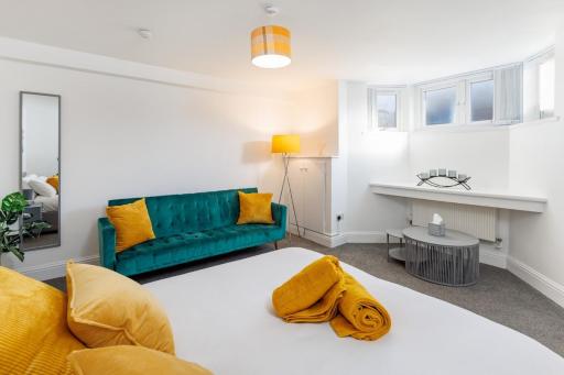 FLATZY - Modern Apartment Close to Football Stadiums - Housity