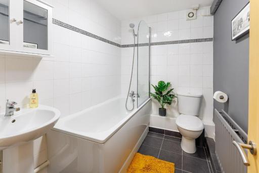 FLATZY - Modern Apartment Close to Football Stadiums - Housity