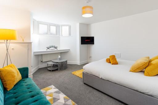 FLATZY - Modern Apartment Close to Football Stadiums - Housity
