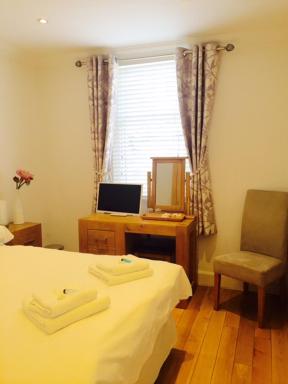 The Crown Hotel - Housity