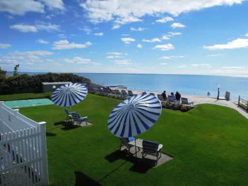 Surfcomber On The Ocean - Housity