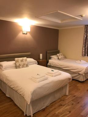The Crown Hotel - Housity