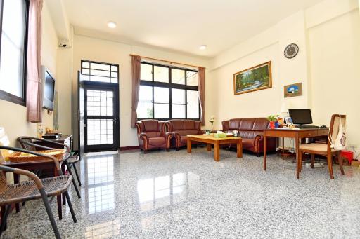 Corner No.56 Guest House - Housity