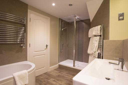 Stirrups Hotel - Housity