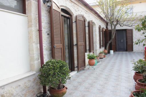 Artemisia Traditional Home - Housity