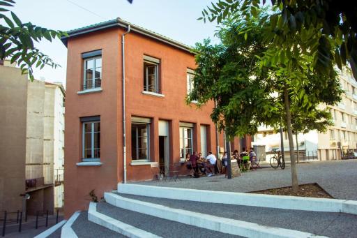 La Maison Rouge - Backpacker Hostel - Housity