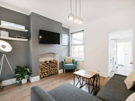 Cambridge House - Modern 2 Bedroom House, Close to Luton Airport & Town Centre - Housity