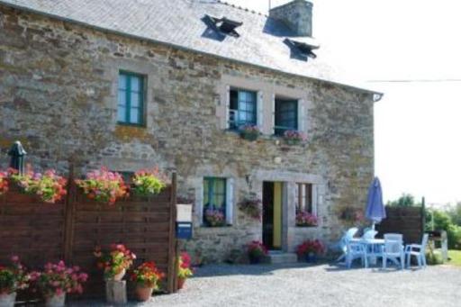 Maison charmante à Jugon-les-Lacs avec jardin - Housity