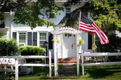 Historic White Blossom House - Housity