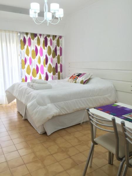 1 dormitorio con 1 cama grande y 1 mesa en Barbara Suite Obelisco Best Location ig barbarasuites en Buenos Aires