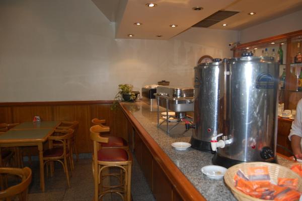 un restaurante con dos tanques de fermentación en el mostrador en Gran Hotel Vedra en Buenos Aires
